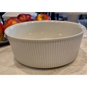 Villeroy & Boch pleated souffle bowl off white 9-1/3”
